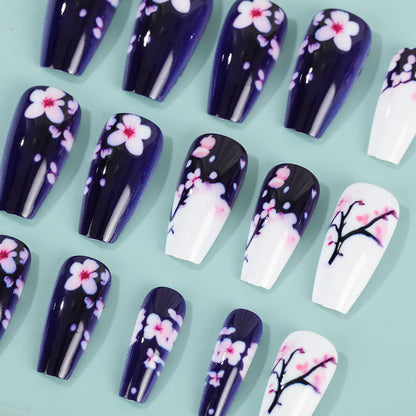 Kunstnagel Set mit floralen Akzenten Brehn