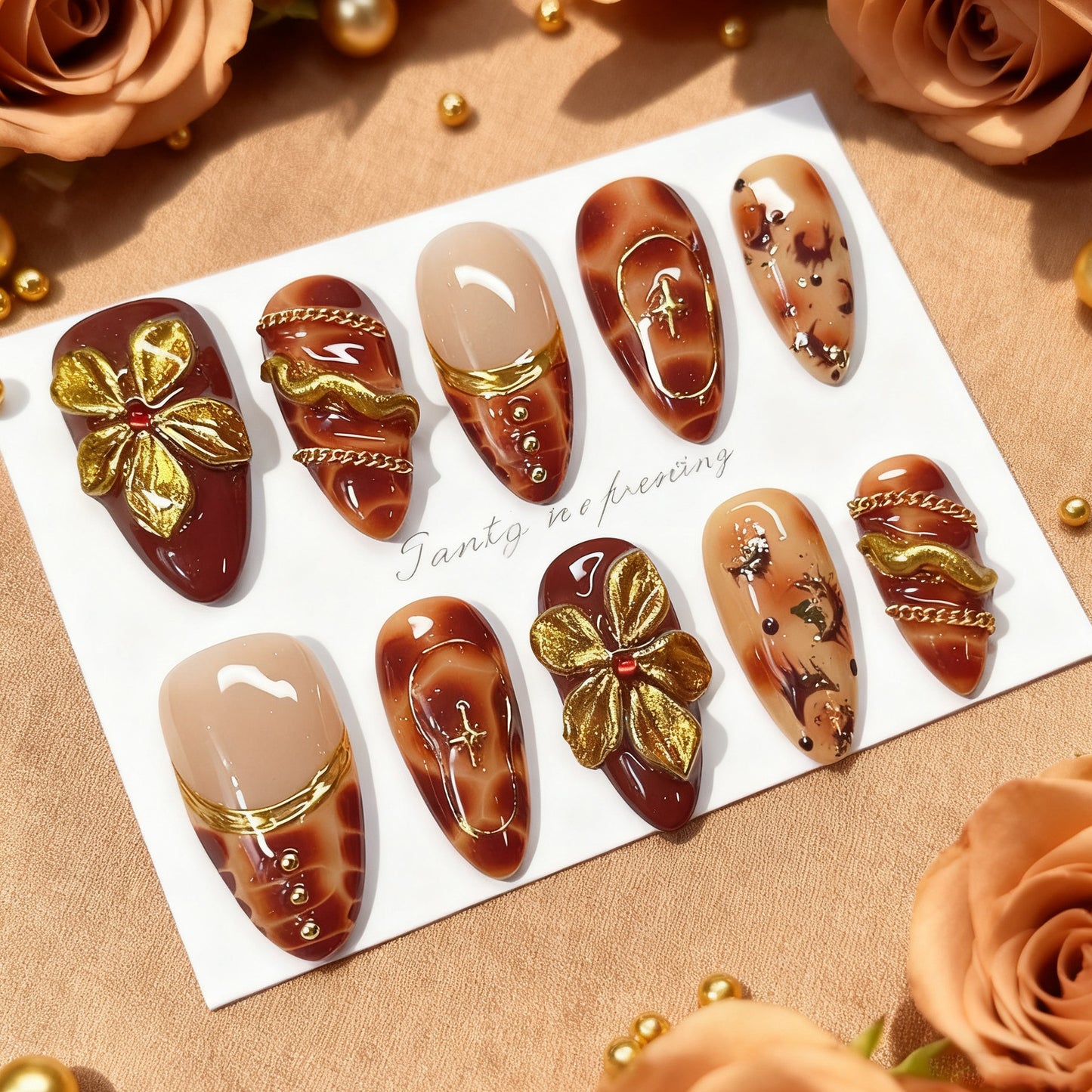 Dekoratives Press-On Nagelkunst-Set mit luxuriösen Blumenakzenten Brehn