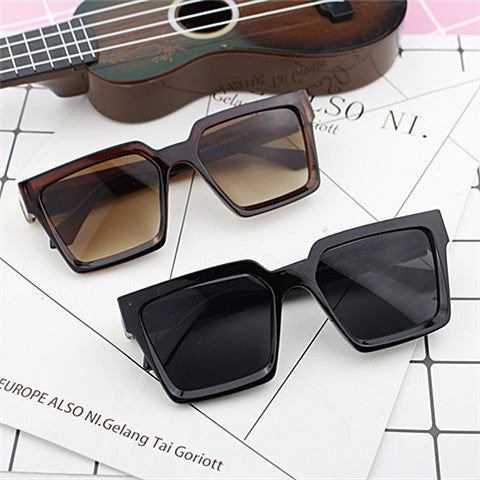 Damen Oversized-Sonnenbrille im modischen Eckdesign Brehn