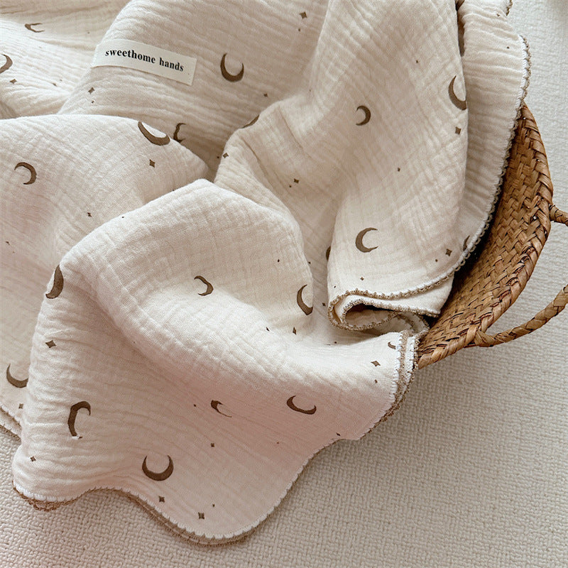 Unisex Musselin-Decke mit zartem Blumendesign und eleganten Rüschen Brehn