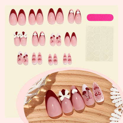 Kunstnagelset mit verspielten Motiven und eleganten Akzenten Brehn