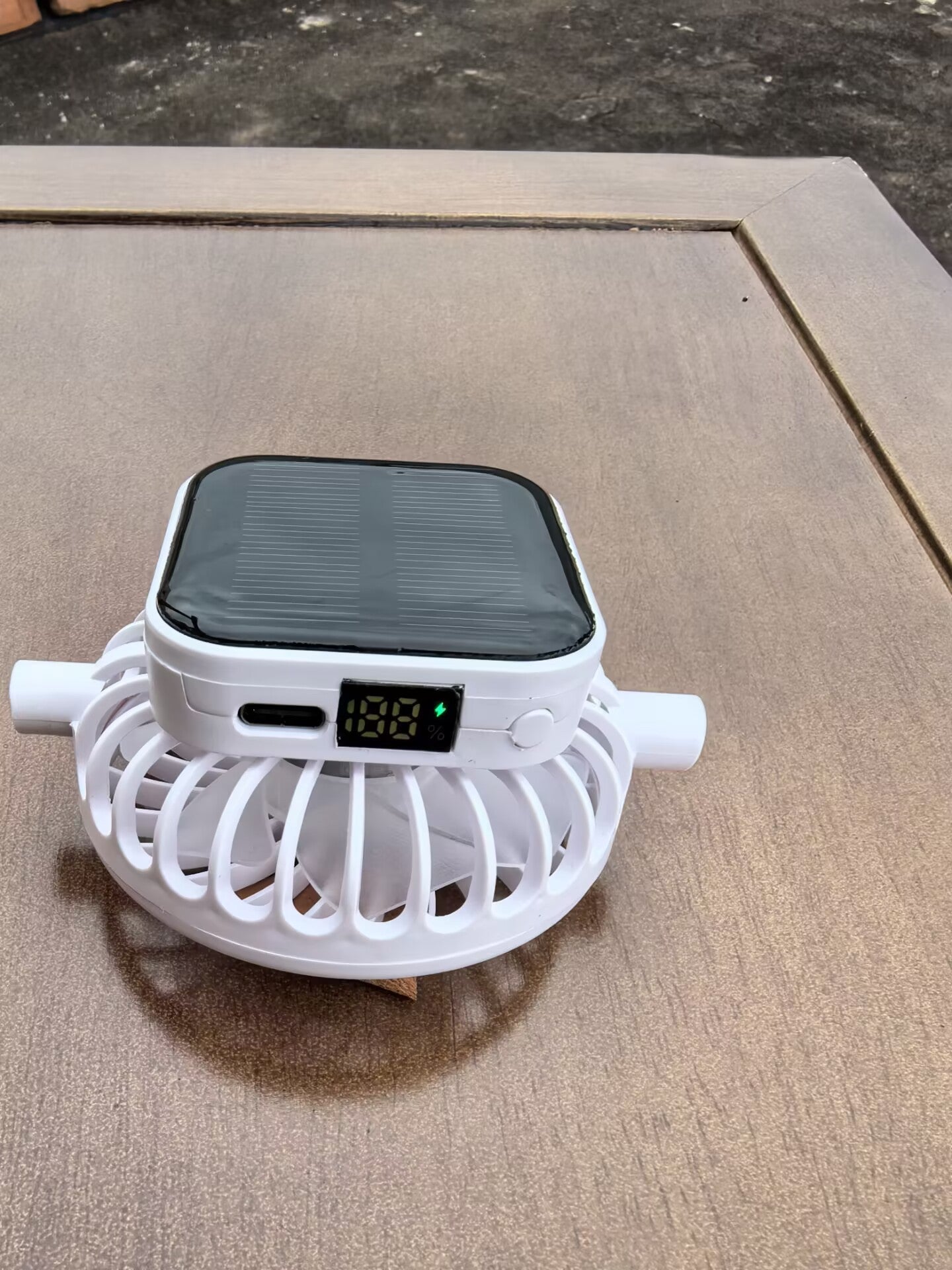 Solarbetriebener Mini-Lüfter mit digitaler Batteriestatusanzeige und USB-C-Ladeanschluss Brehn