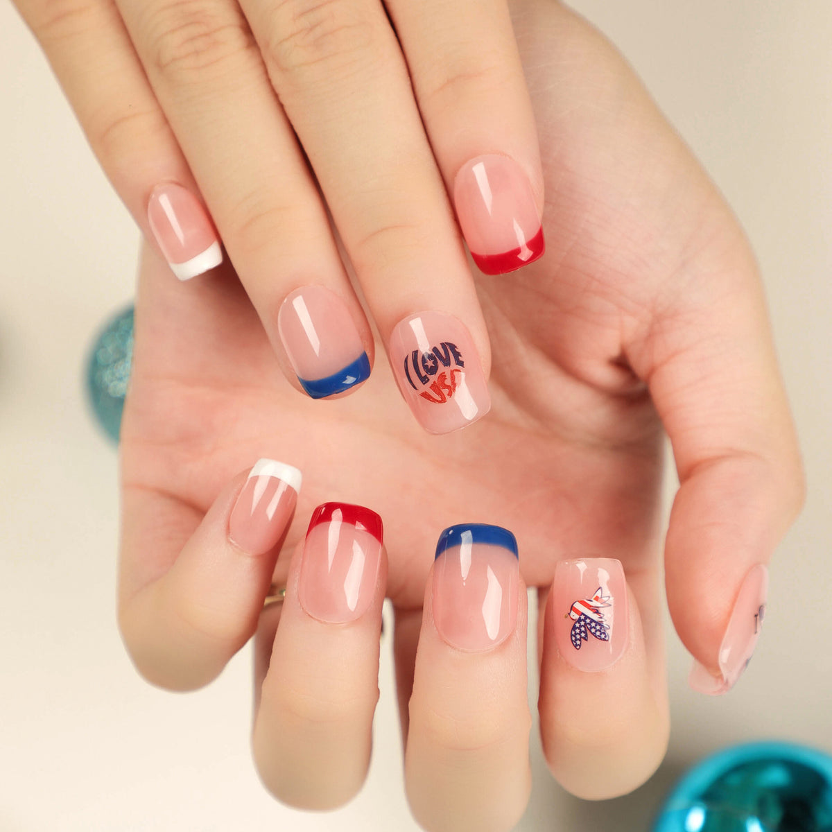 Kunstvolle Nagelkunst mit patriotischen Designs Brehn