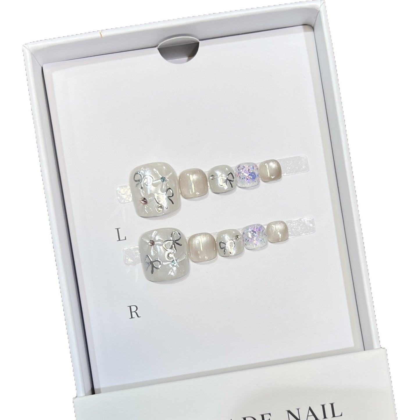 Künstlerisches Press-On-Nagelset mit Glitzer und Blumendesign Brehn