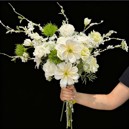 Künstlicher Blumenstrauß mit realistischen Texturen