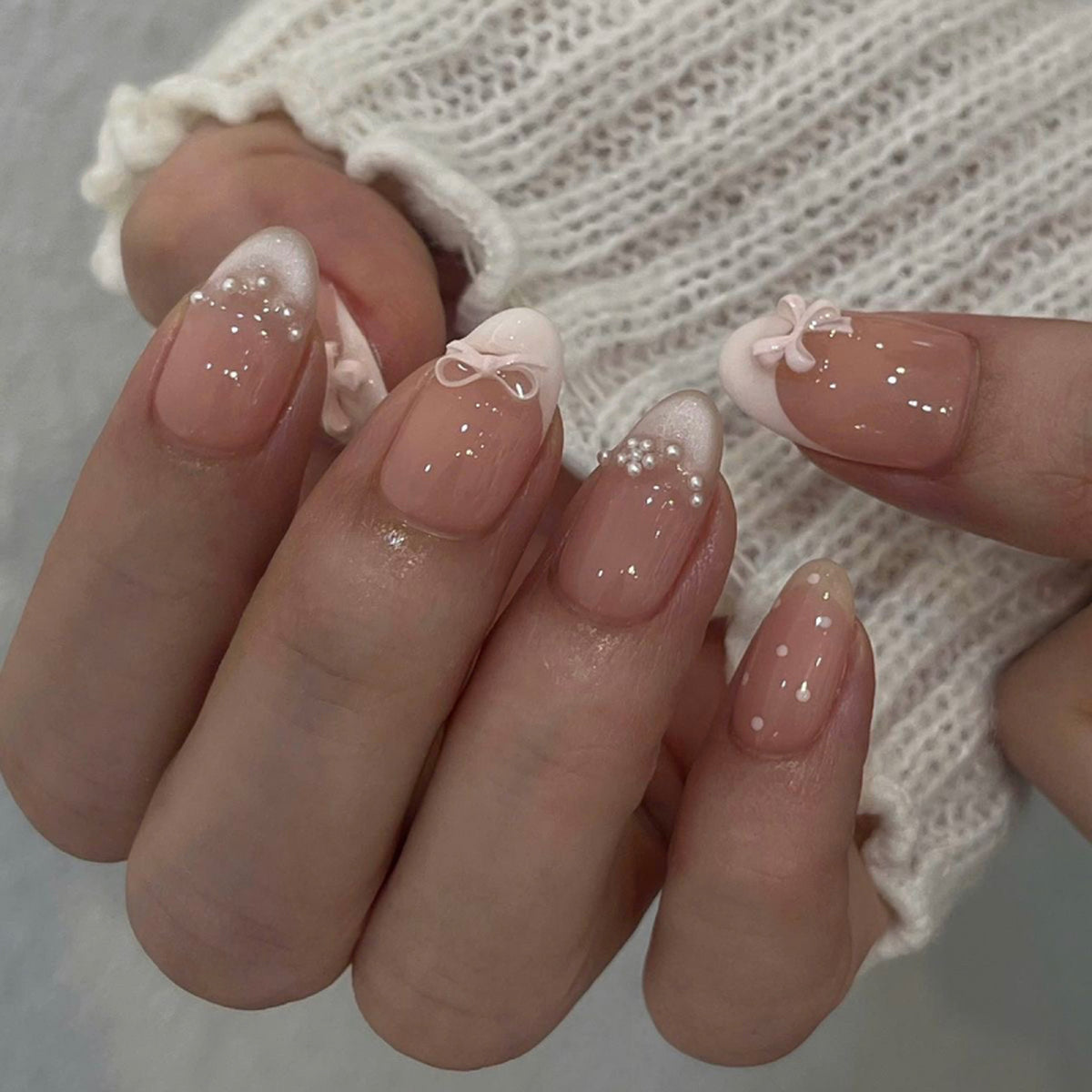 Künstliche Nagelkunst mit verspielten Punkten und Schleifen Brehn