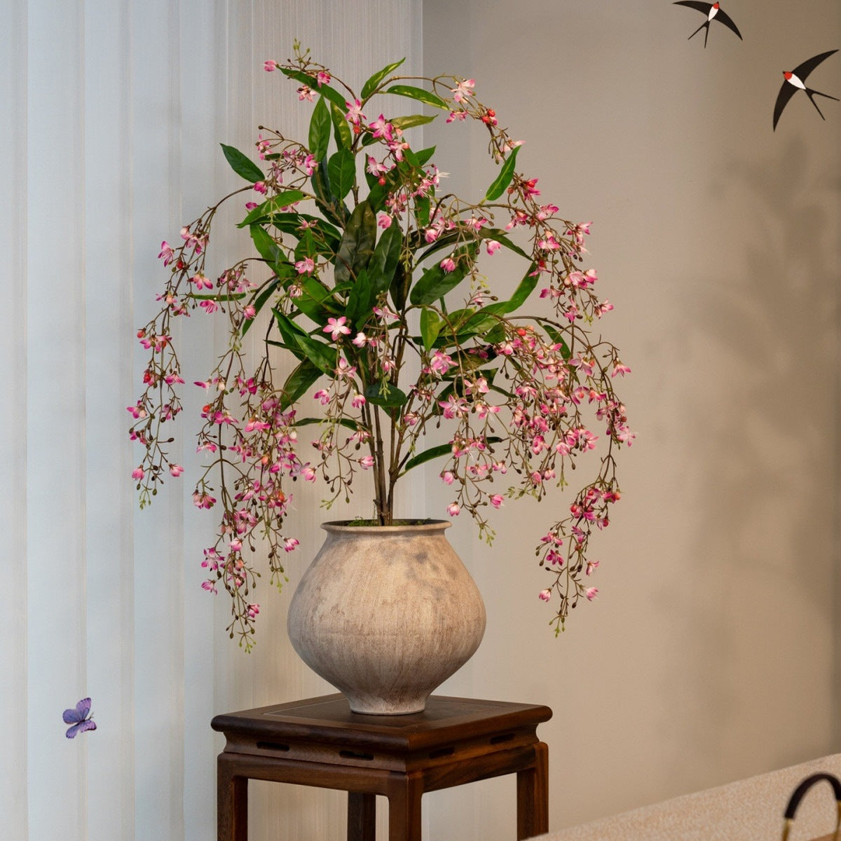 Lebensechte Orchideenblütenarrangement