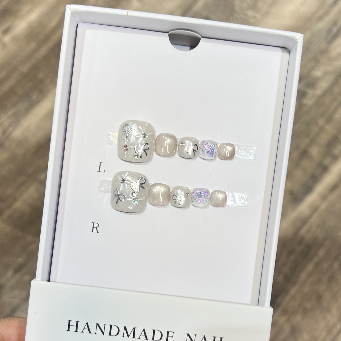 Künstlerisches Press-On-Nagelset mit Glitzer und Blumendesign Brehn