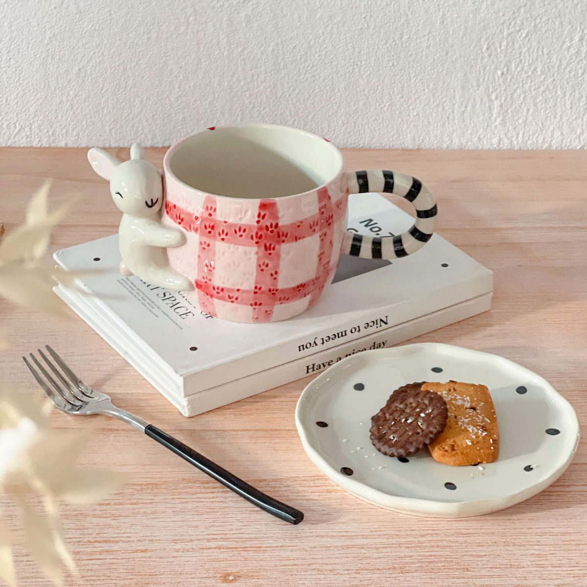Verspieltes Keramik-Tassen-Set mit Koala-Reliefgriff und passender Untertasse