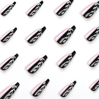 Kunstvolle Nagelverlängerungen im eleganten Schwarz-Weiß-Design Brehn