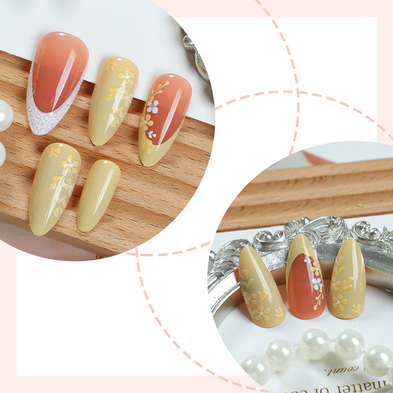 Premium Künstlerische Press-On Nagelset mit Blumen- und Edelsteinakzenten Brehn