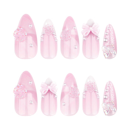 Kunstvolle Nagelverlängerungen mit floralen Verzierungen und Glitzerakzenten Brehn