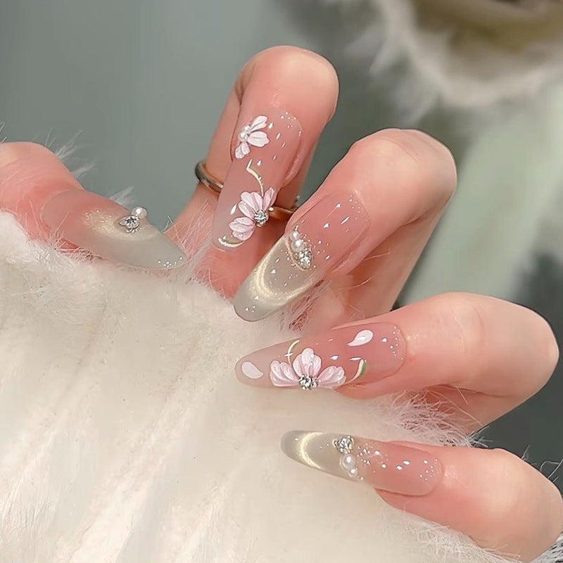 Kunstnagelset mit funkelnden Glitzerakzenten Brehn