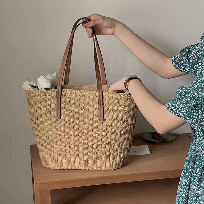 Geräumige Basttasche mit Nachhaltigen Ledergriffen Brehn