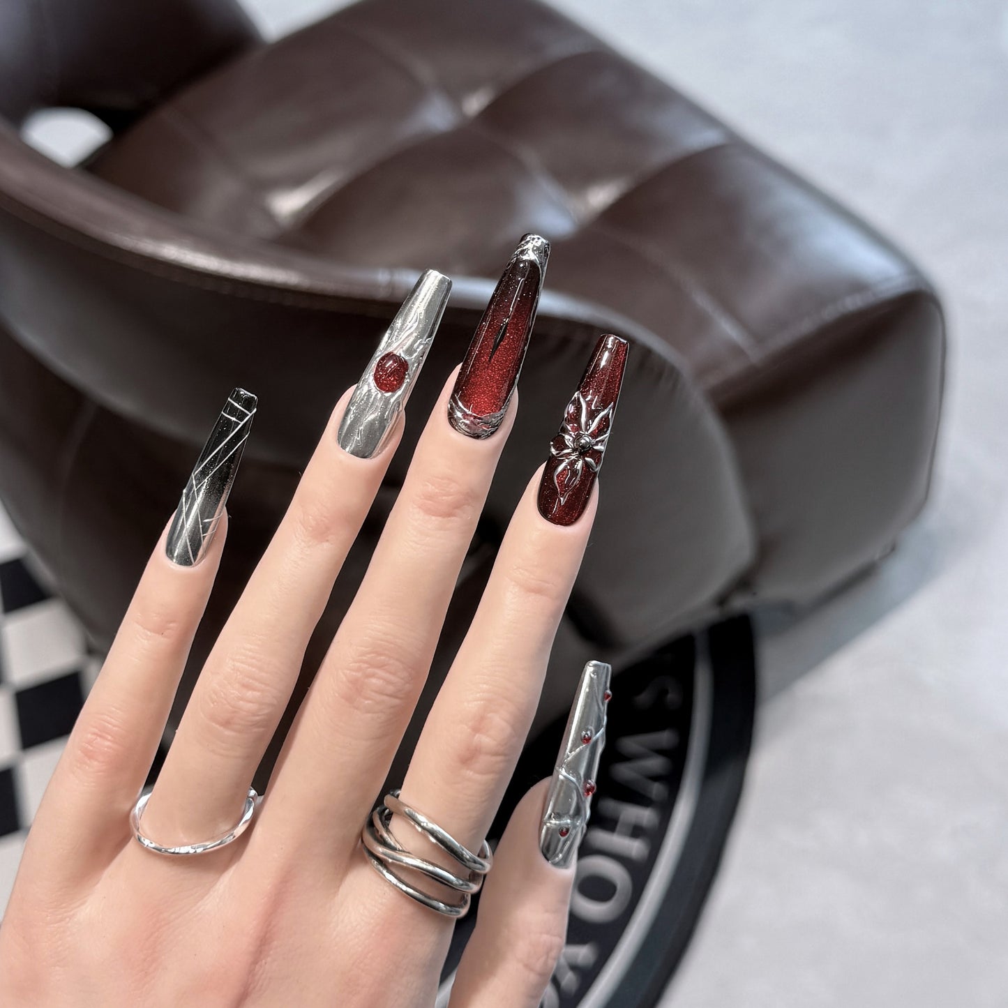 Dekoratives Press-On-Nagelkunst-Set mit schicker metallischer Akzentuierung Brehn