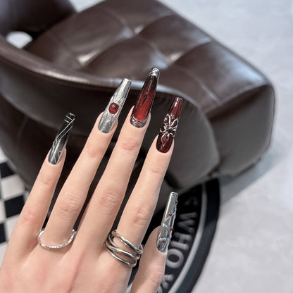 Dekoratives Press-On-Nagelkunst-Set mit schicker metallischer Akzentuierung Brehn
