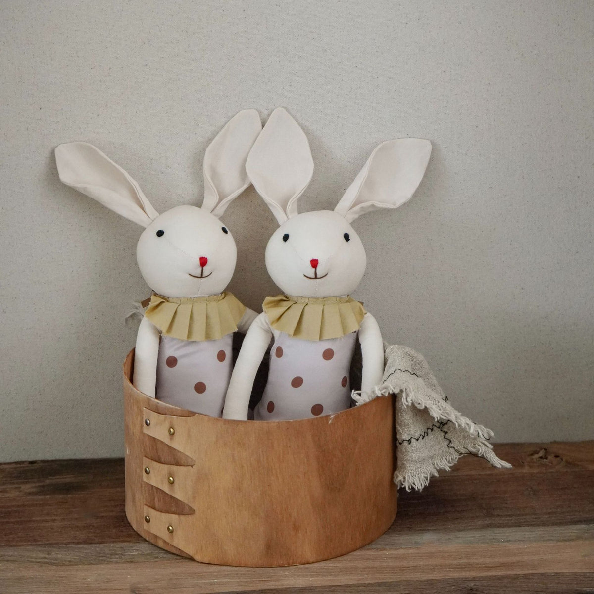 Weicher langbeiniger Leinen-Hase-Plüsch mit kariertem Kragen und gerüschten Latzhosen