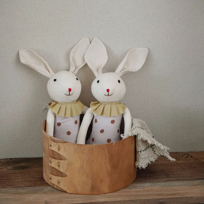 Weicher langbeiniger Leinen-Hase-Plüsch mit kariertem Kragen und gerüschten Latzhosen