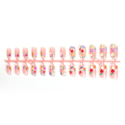 Kreatives Nagelset mit floralen Motiven Brehn