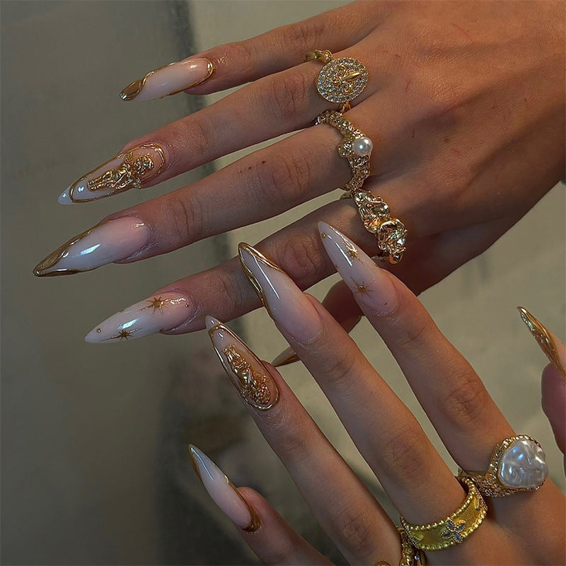 Kunstnagel-Set mit zarten goldenen Akzenten und Glitzermotiven Brehn