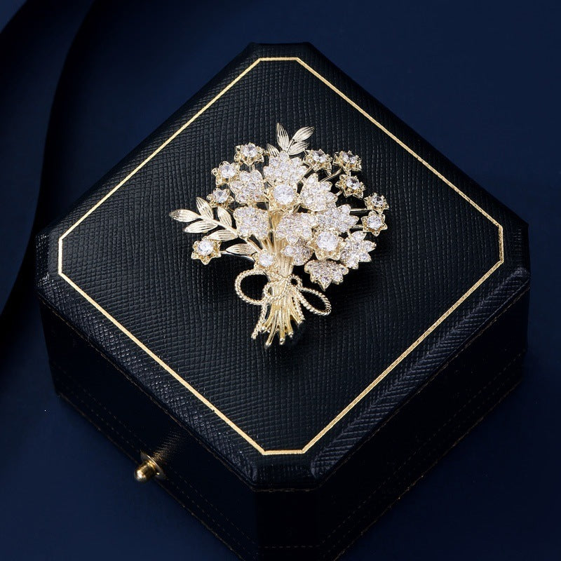 Exquisite Blumenbrosche mit Funkelnden Kristallen Brehn