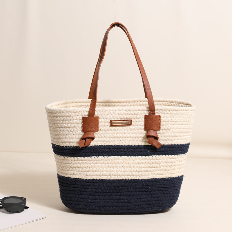 Damen Handtasche aus strukturiertem Naturmaterial mit braunen Lederriemen Brehn