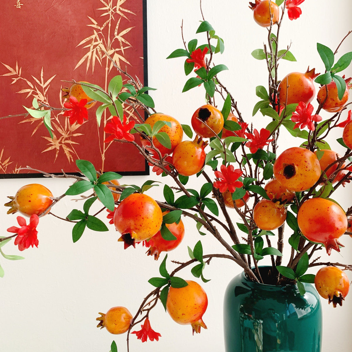 Dekorative Granatapfelblütenarrangement
