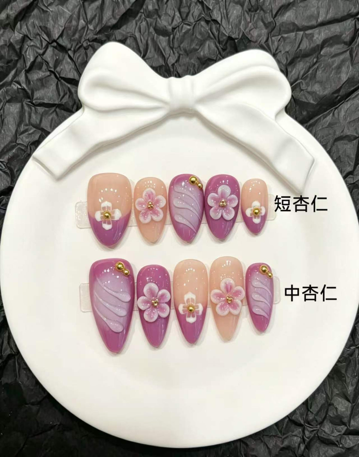 Dekoratives Press-On Nagelkunst-Set mit floralen und verspielten Designs