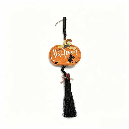 Hängender Halloween-Dekobesenanhänger mit gewundenem Stiel und 'Hocus Pocus' Schild