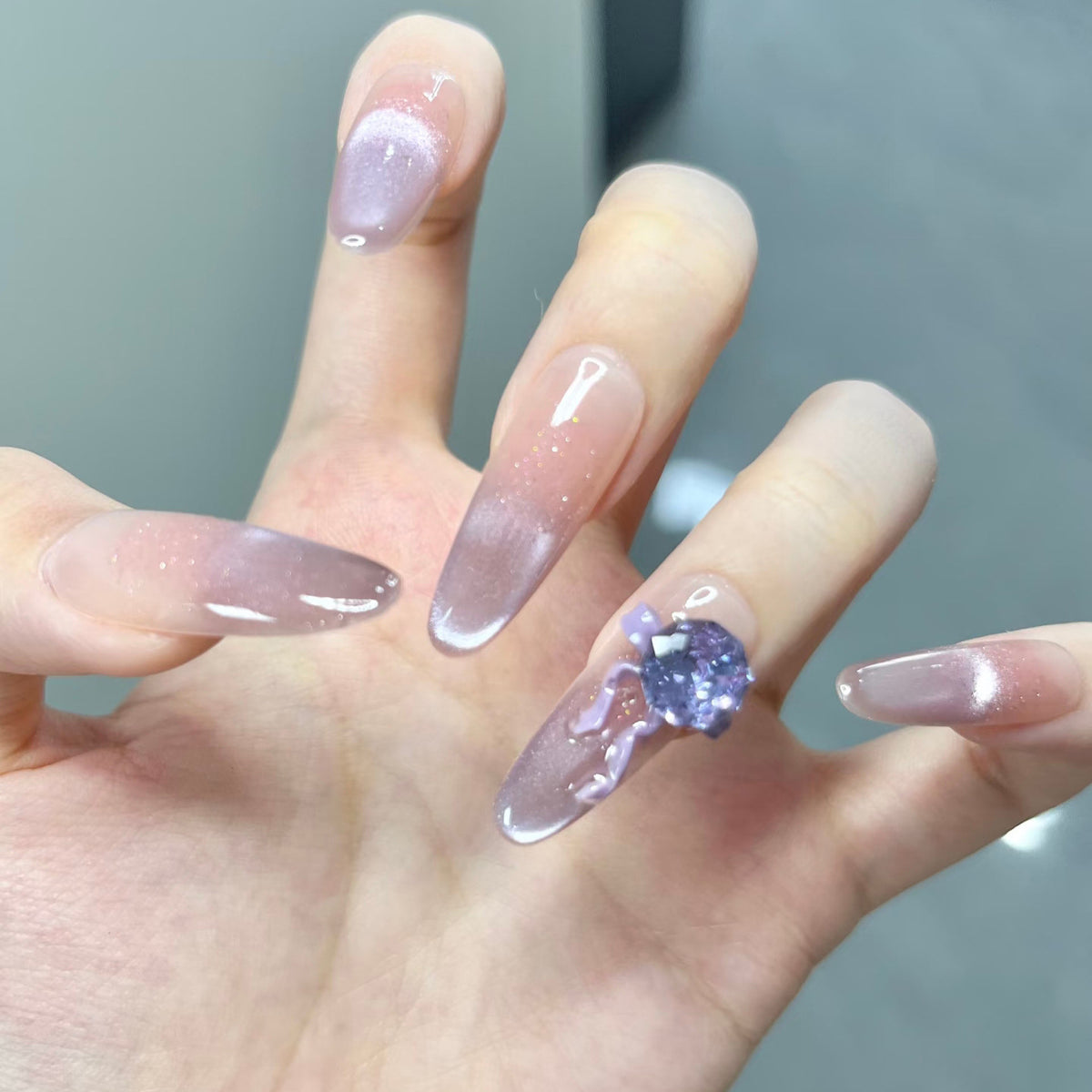 Künstlerisches Ombre Press-On Nageldesign mit Kristallakzent Brehn