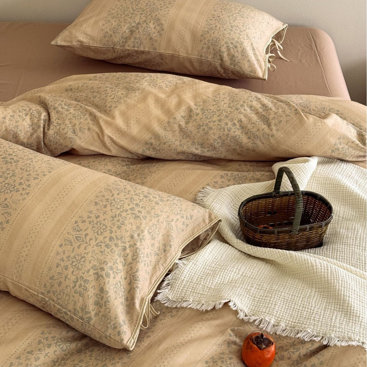 Gepolstertes Bettwäscheset aus Baumwoll-Jacquard mit feiner Floralsteppung und Bindebändern