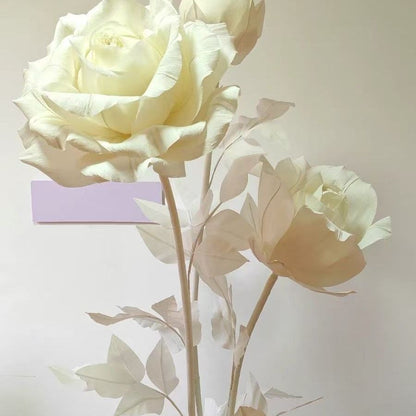 Elegante Dekorative Papierrosen Arrangement