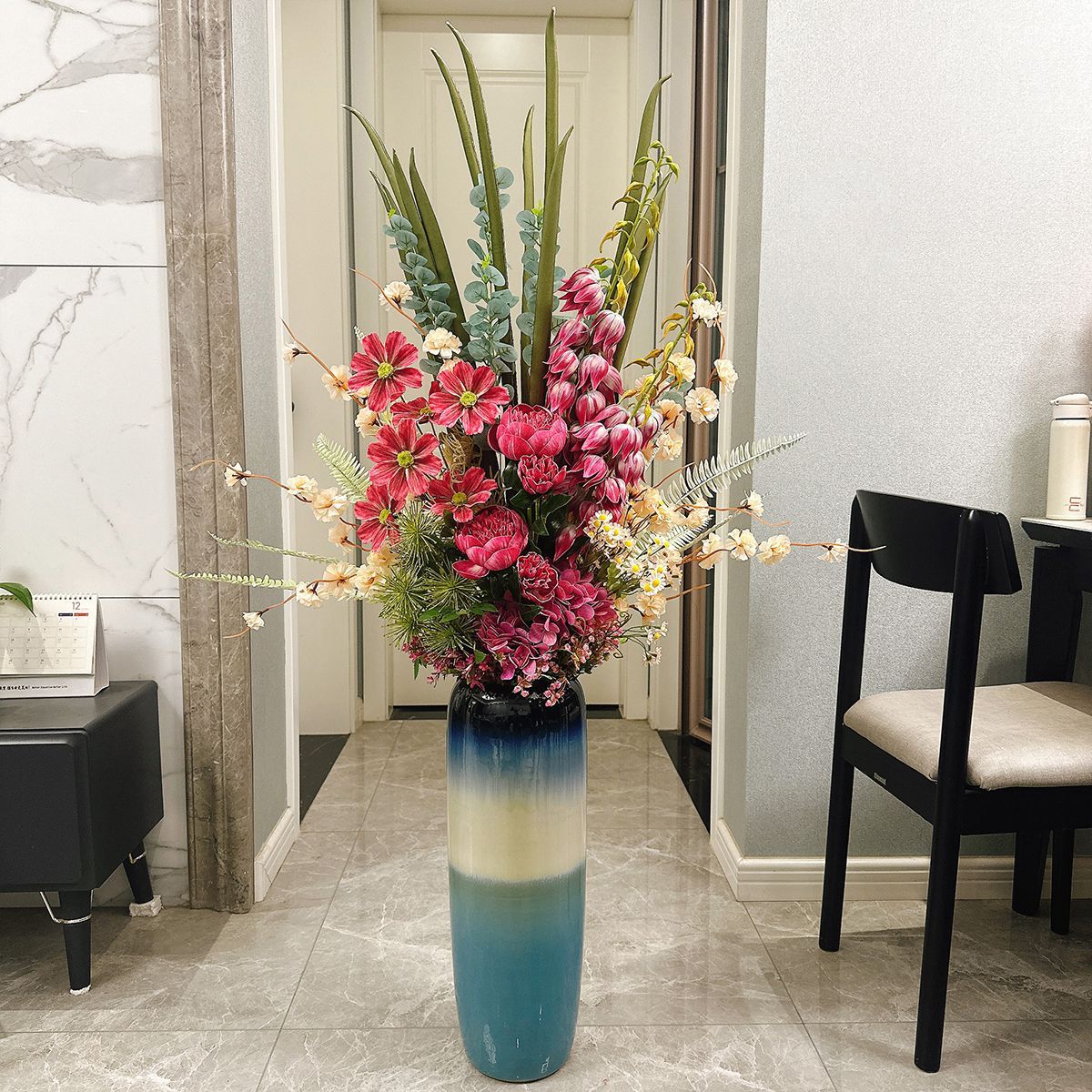 Außergewöhnliches künstliches Blumenarrangement