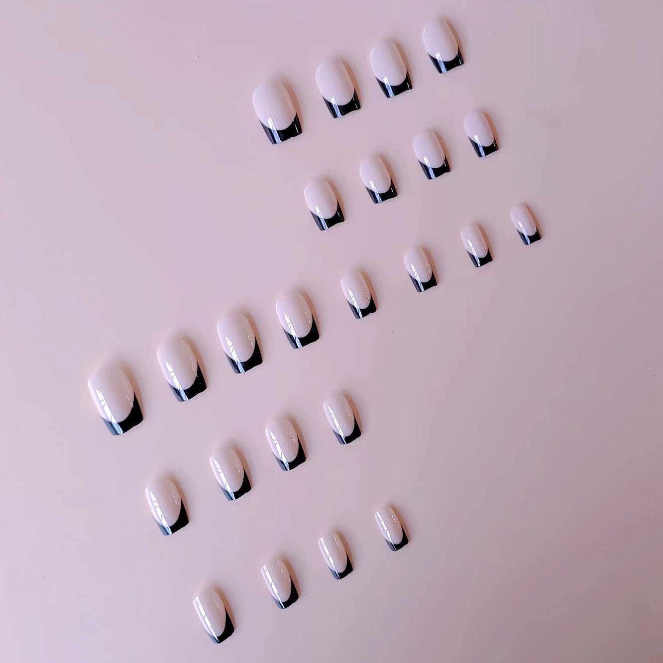 Kunstnagelset mit eleganten französischen Spitzen und mattem Finish Brehn