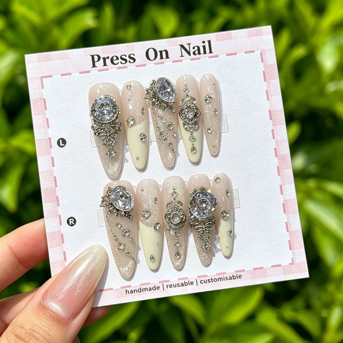 Künstlerisches Press-On Nagelset mit floralen und gemusterten Designs