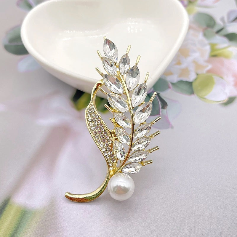 Elegante Brosche mit Glitzerstein und Perle Brehn