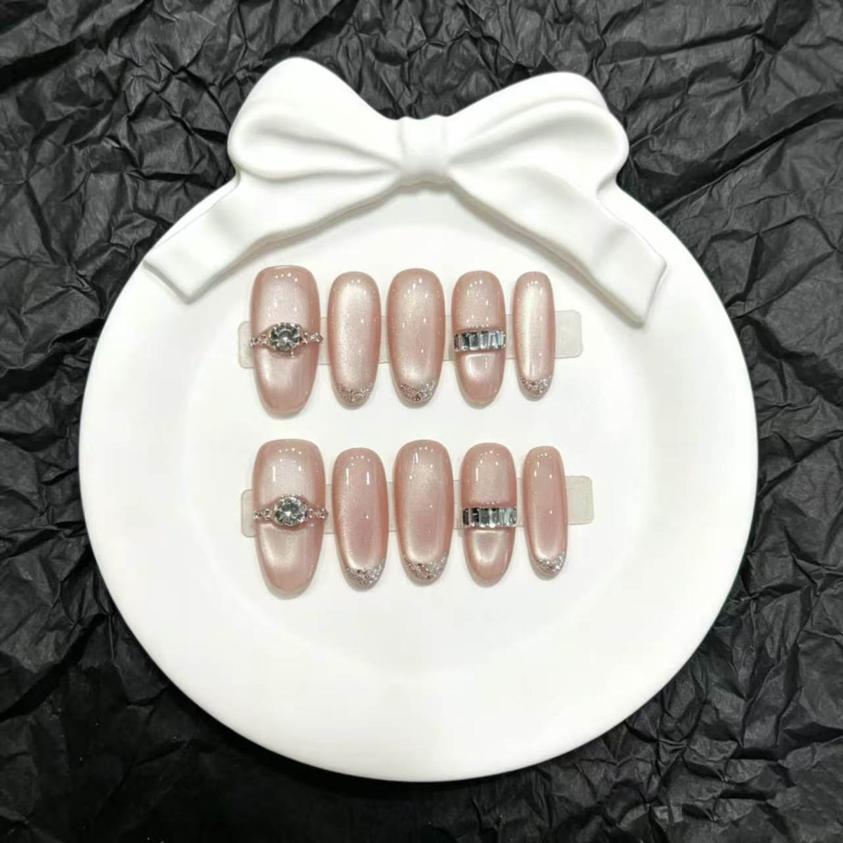 Dekoratives Press-On-Nagel-Set mit eleganten Juwelenelementen