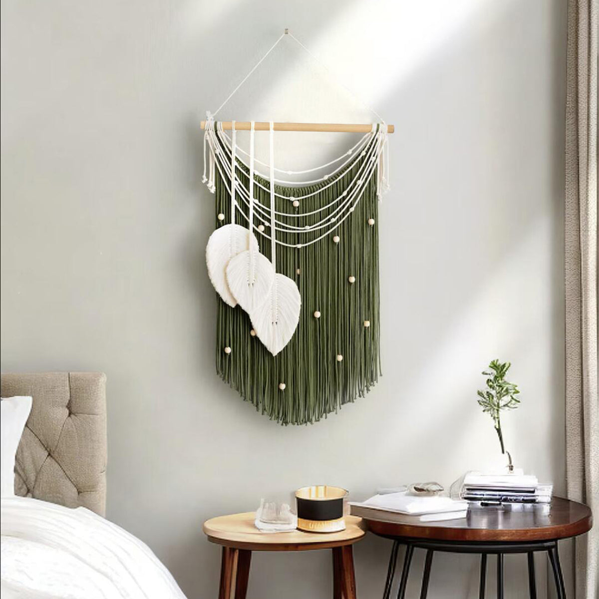 Künstlerischer Wandbe hang aus Makramee mit Herzen