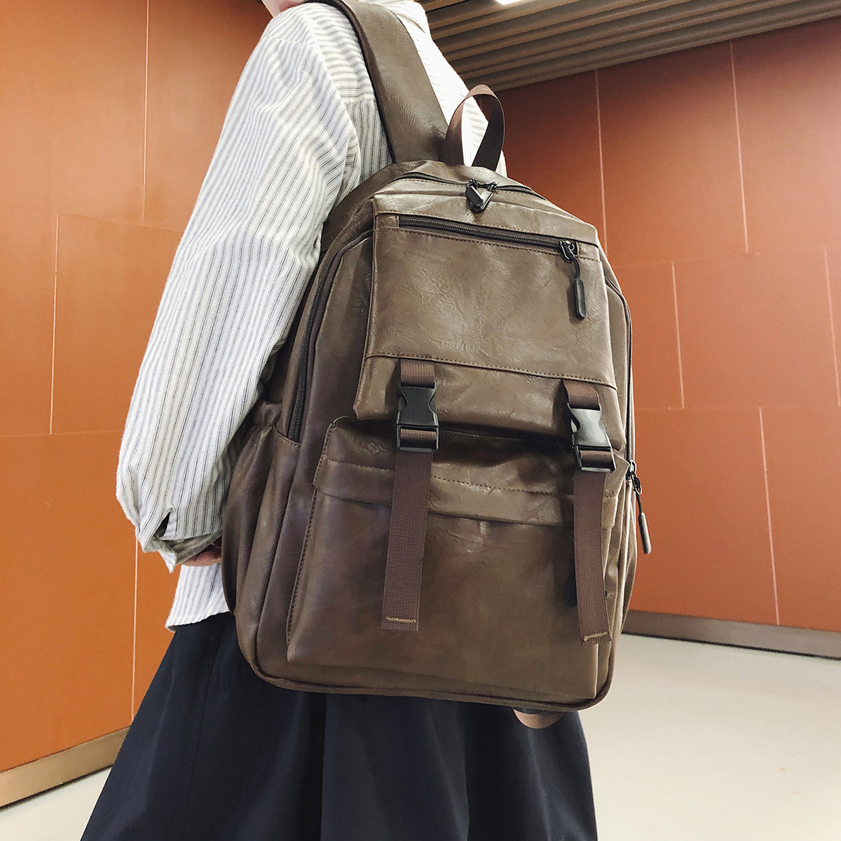 Stylischer multifunktionaler brauner Rucksack Brehn
