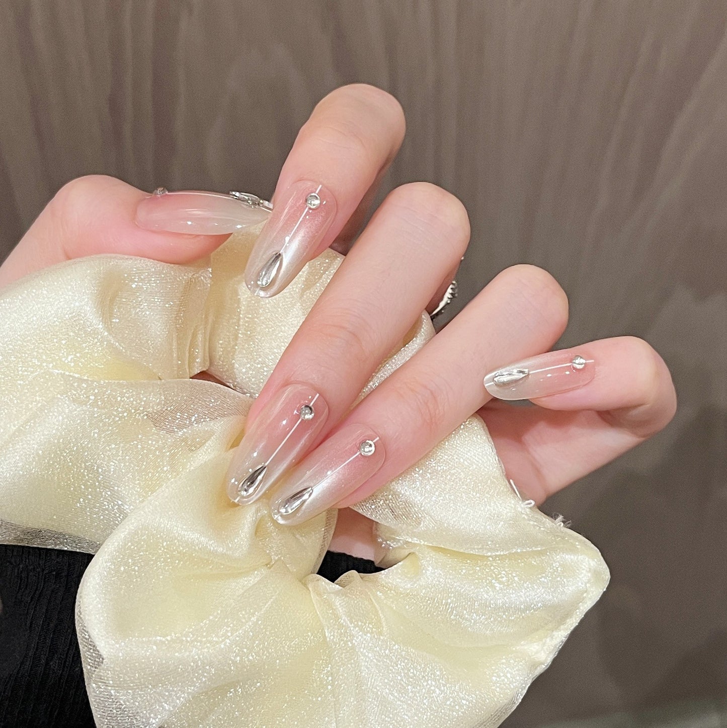 Elegantes Press-On Nagelset mit Strass-Akzenten Brehn