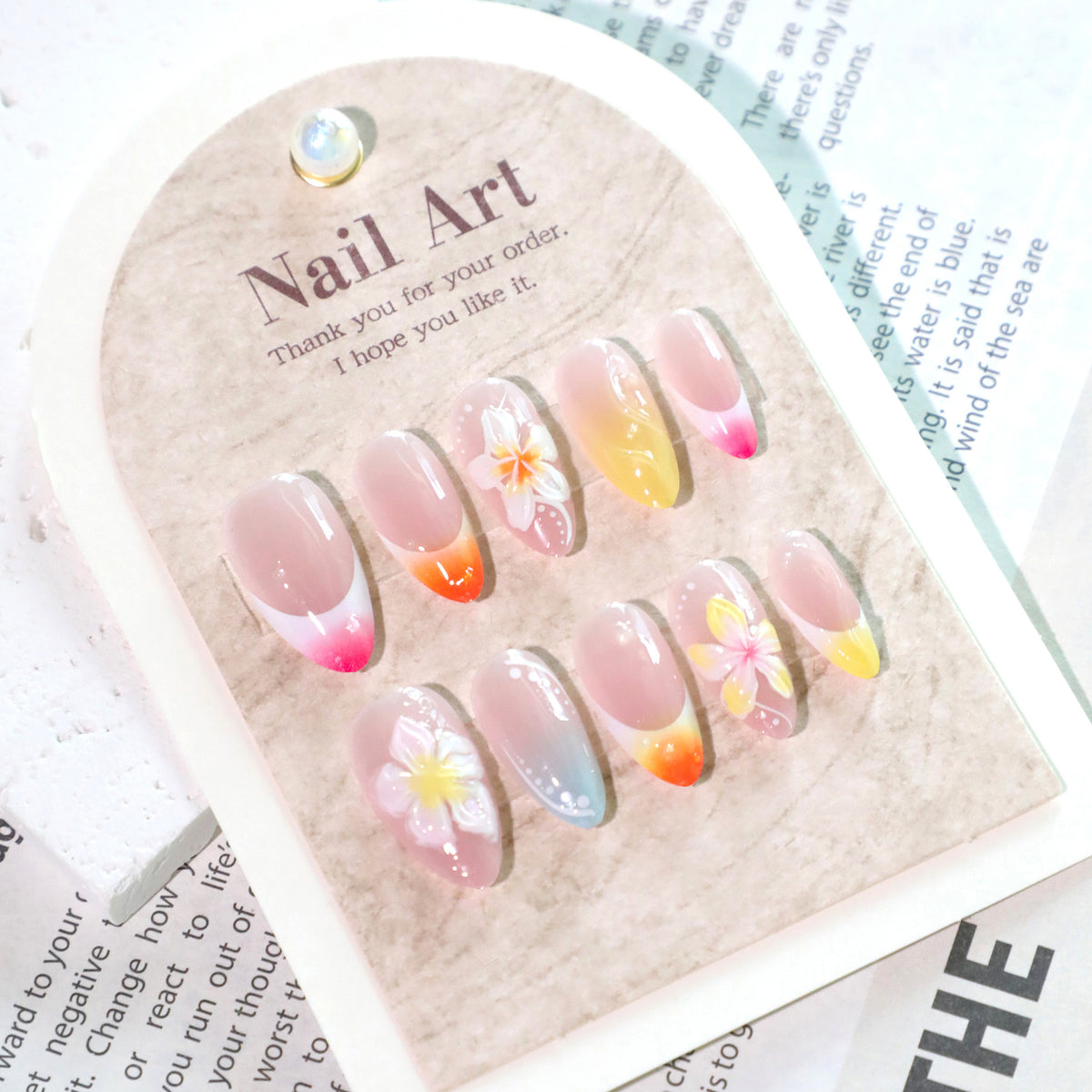 Kunstvolle Nageldesigns mit floralen Akzenten und sanften Farbverläufen Brehn