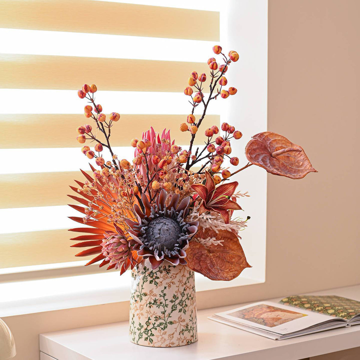 Künstlerisch gestaltetes Blumenarrangement