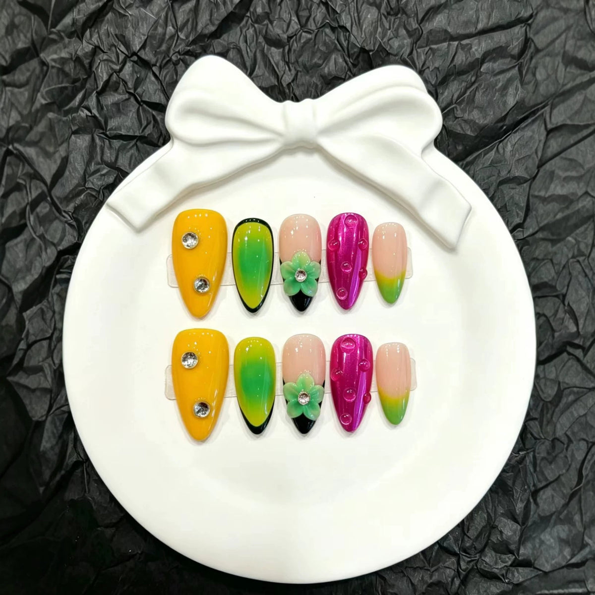 Künstlerisches Press-On-Nagelset mit floralen und Farbübergang-Designs