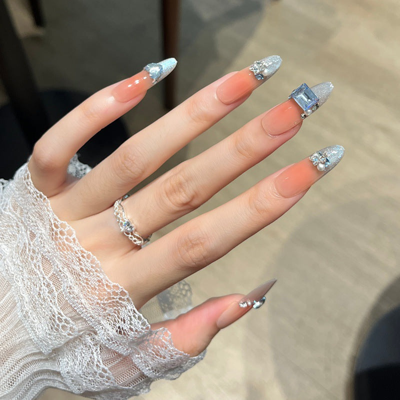 Künstlerisches Nageldesign mit dekorativen Elementen Brehn