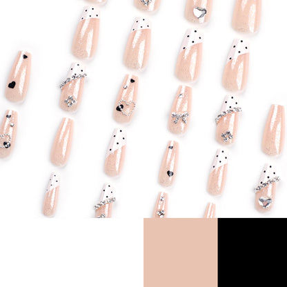 Kunstvolle Nagelverlängerungen mit eleganten Strass- und Herzdesigns Brehn