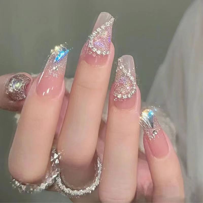 Kunstvolle Nagelsets mit floralen Akzenten Brehn