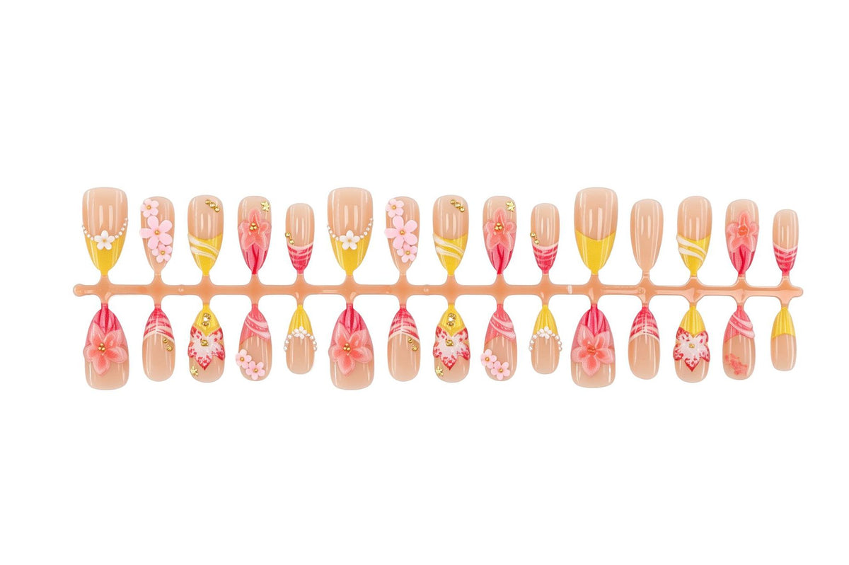 Kunstnagelset mit kreativen Blumen- und Spitze Verzierungen Brehn