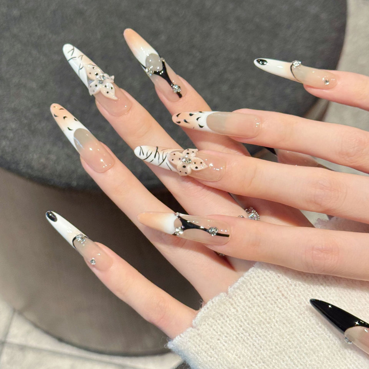 Künstlerisches Press-On Nagelkunstset mit einzigartigen Mustern und Edelsteinakzenten