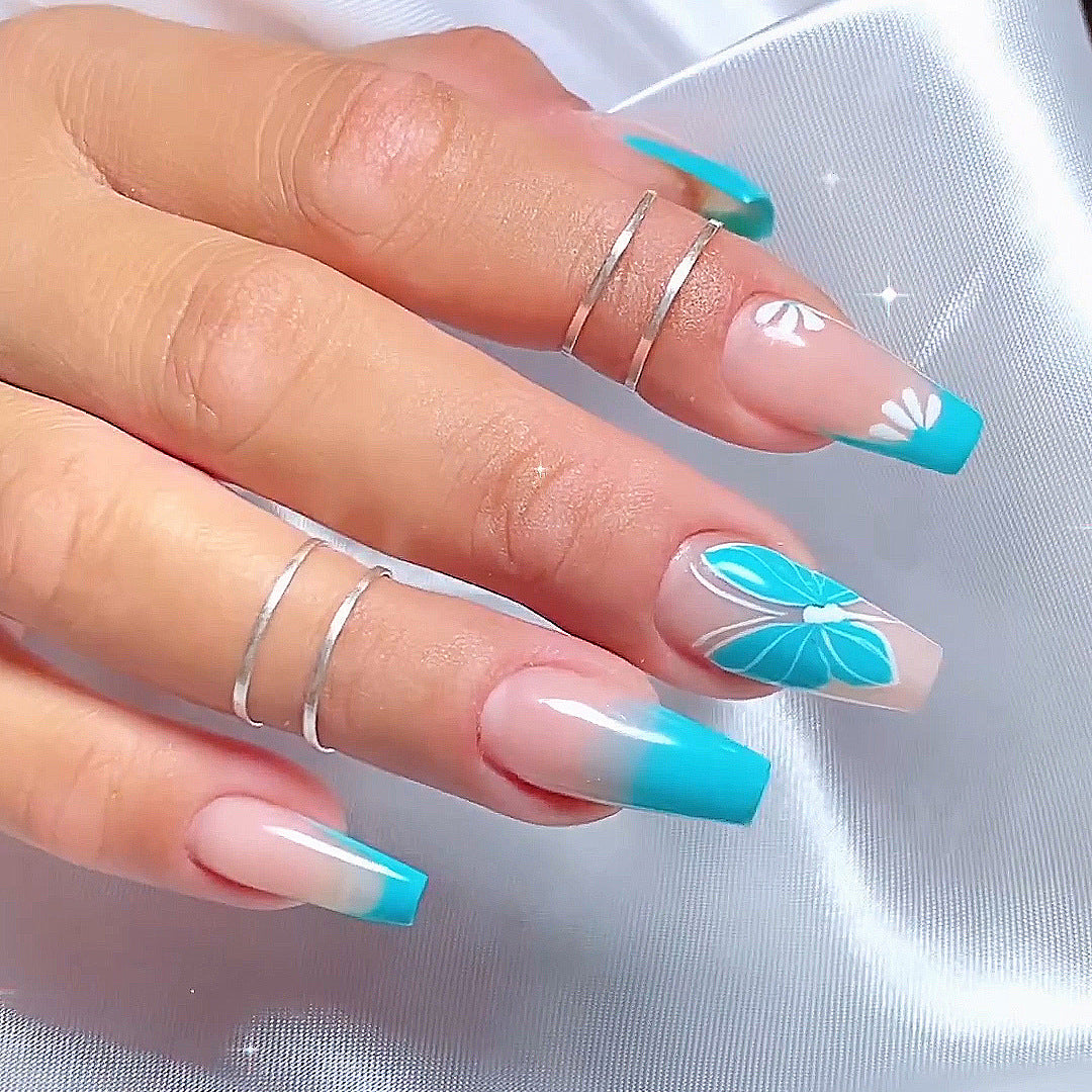 Kunstvolle Nagelkunst mit Ombre- und Blumenverzierungen Brehn