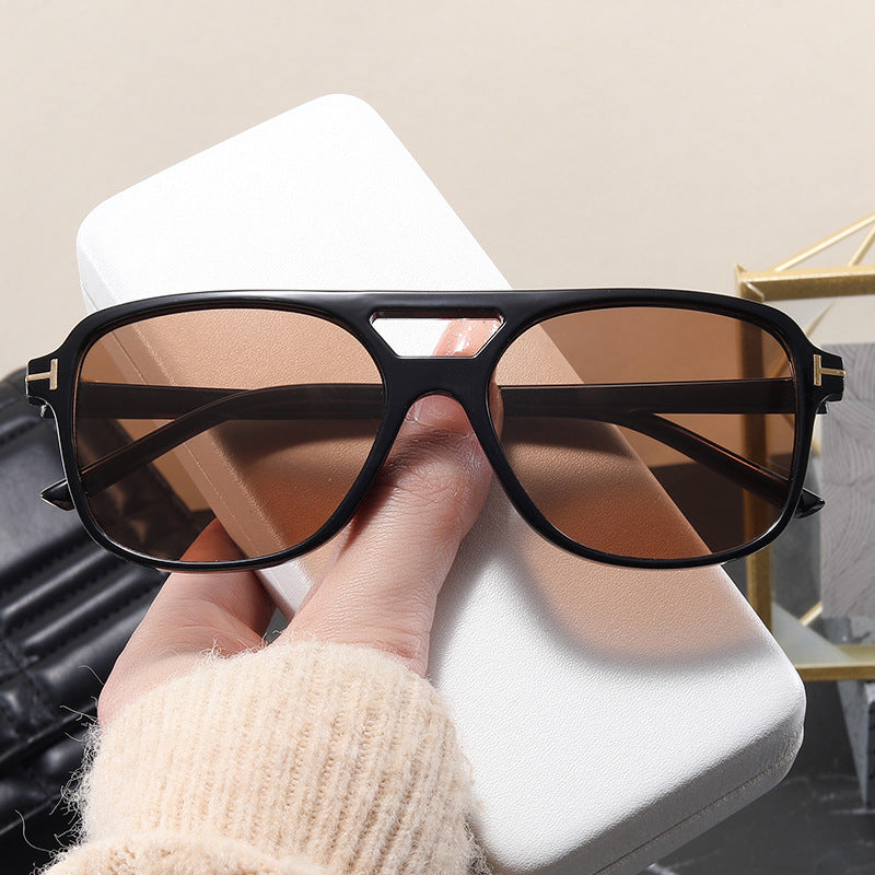 Damen modische Brille mit feinem Rahmen und strengen Konturen Brehn